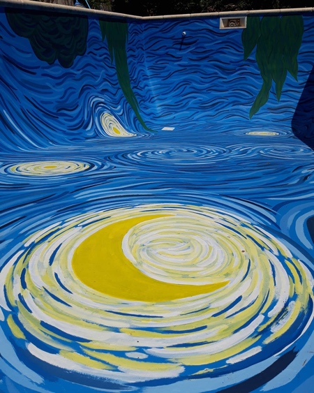 森特梵高的经典画作星夜壁画在在游泳池底部呈现