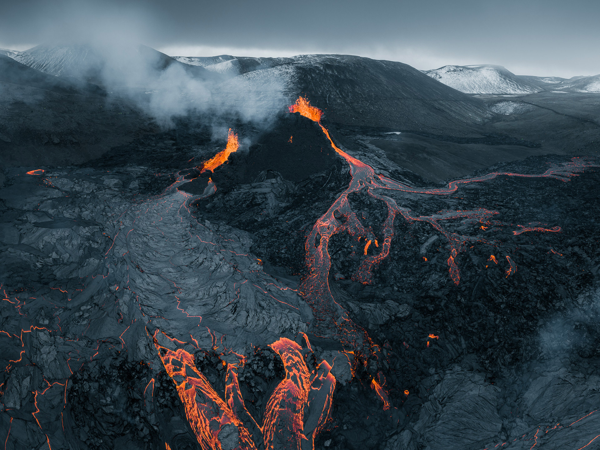 摄影师用航拍照片捕捉到了冰岛火山爆发时的壮观场景