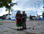 藝術家Isaac Cordal 在墨西哥街頭留下了微型水泥人物