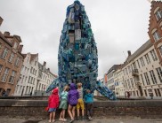 由塑料垃圾建造的鯨魚裝置，矗立在城市中央