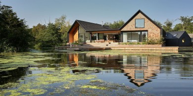 这栋房子它建在英国泻湖旁边，透过落地窗可以看到外面的风景