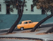 摄影师拍摄古巴的经典汽车和老城街道，宛如电影场景一般