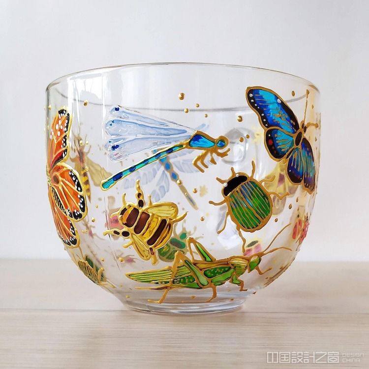 乌克兰艺术家artmasha在玻璃杯上创作神奇的植物和昆虫绘画