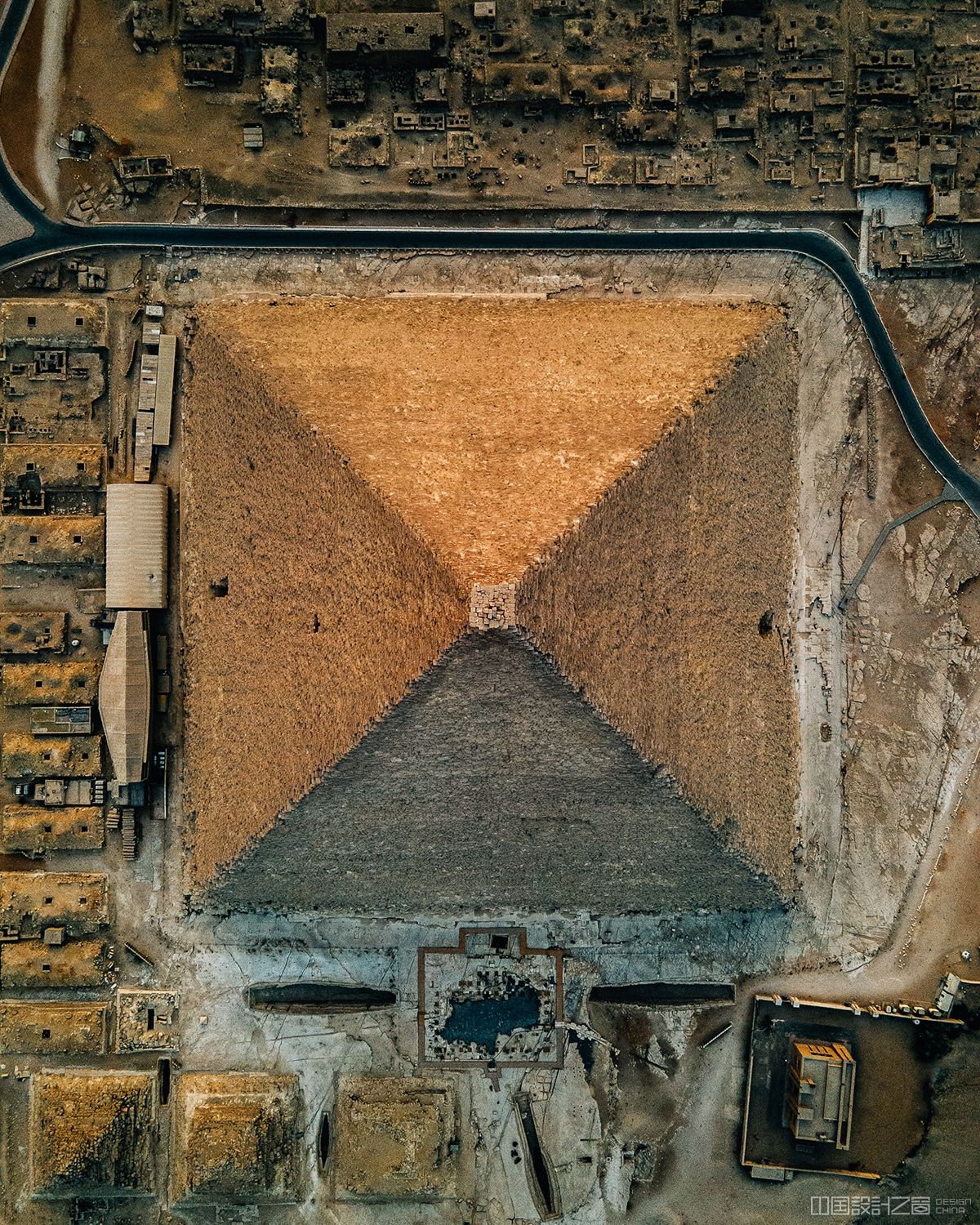 令人惊叹的无人机照片提供了吉萨古埃及金字塔的鸟瞰