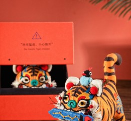 “內(nèi)有猛虎，小心慎開”