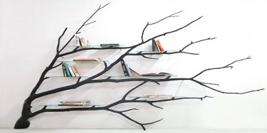 倒下的樹枝變成了一個獨特的書架