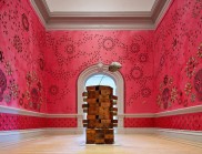 詹妮弗·安格斯的画廊，充满了5000个奇异虫子墙壁