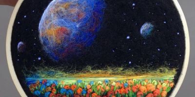 刺繡藝術家將空間和花朵，融合在彩色行星的超現實夢境中