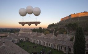 法國藝術家創造了由氣球懸掛的漂浮紙板橋