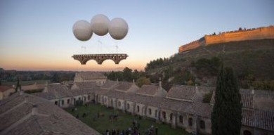 法國藝術家創造了由氣球懸掛的漂浮紙板橋