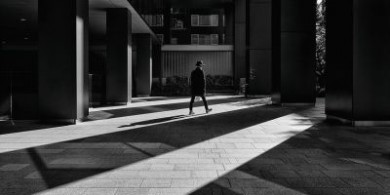 極簡主義黑白街頭攝影，勾勒出了東京安靜的一面