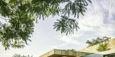 “阿库恩之家”通过其开放的立面与墨西哥景观相协调