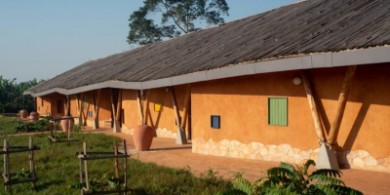 Localworks用土袋為烏干達學院建造不規則形狀的教室