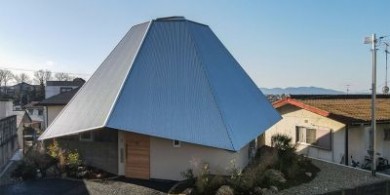 建筑师在日本住宅顶部建造了蜘蛛网形状的屋顶