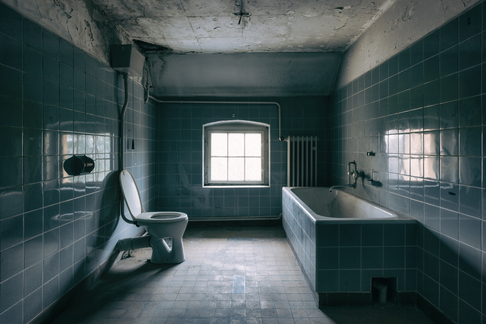 摄影师展示了衰败浴室的鬼魅图像的相关图片