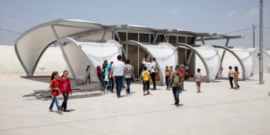 扎哈·哈迪德建筑师事务所为难民推出模块化帐篷教室