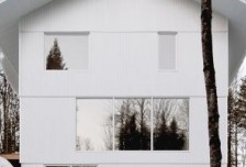 白色木制住宅与魁北克森林的雪景融为一体相关图片