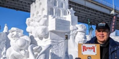 超级马里奥大型雪雕，充满了令人惊叹的细节