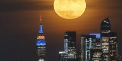 摄影师捕捉到盘旋在纽约上空的巨大月亮