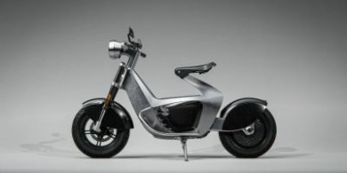 受折紙藝術啟發，STILRIDE將鋼板打造成天鵝形狀的電動摩托車