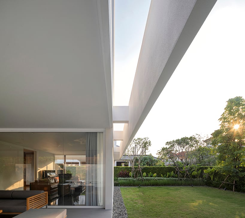 简朴的几何体积构成了曼谷的白色家庭住宅