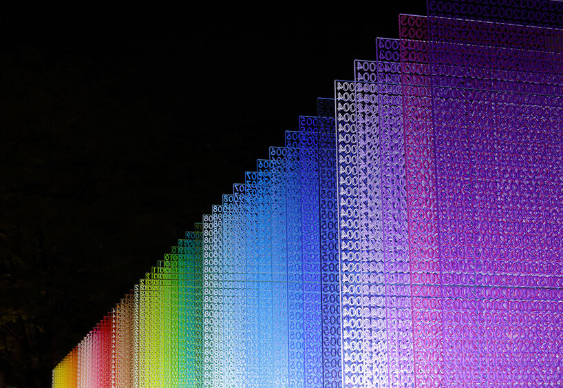 艺术家Emmanuelle Moureaux 在迷人的彩色数字装置中回顾了过去2