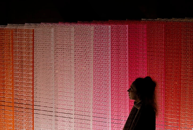艺术家Emmanuelle Moureaux 在迷人的彩色数字装置中回顾了过去2