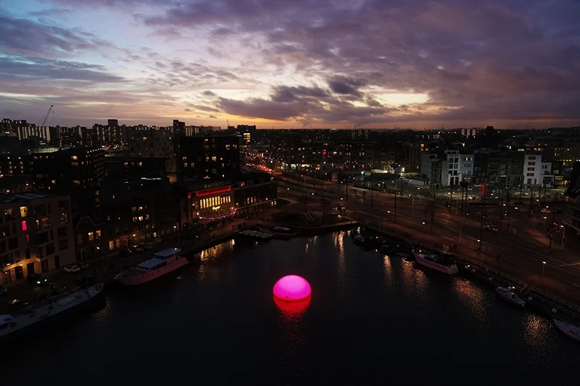 代尔夫特的“日落”装置从水中浮现，发出360度的明亮光芒