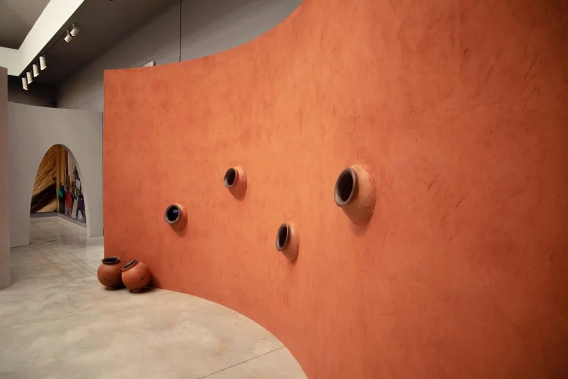 弗朗西斯·凯雷在双年展上的粘土装置作品颂扬了西非的建筑实力