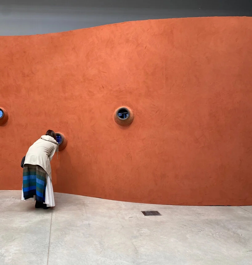 弗朗西斯·凯雷在双年展上的粘土装置作品颂扬了西非的建筑实力
