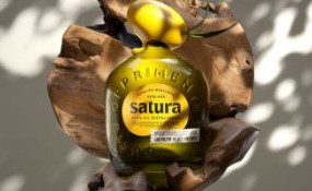 設計獨特的玻璃瓶捕捉到了橄欖油的精華