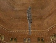 在艺术周期间，莫瑞吉奥·卡特兰在克雷莫纳洗礼堂挂了一条鳄鱼
