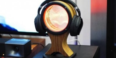 复古未来风格的耳机支架，将迷人的灯光展示放在您的办公桌上