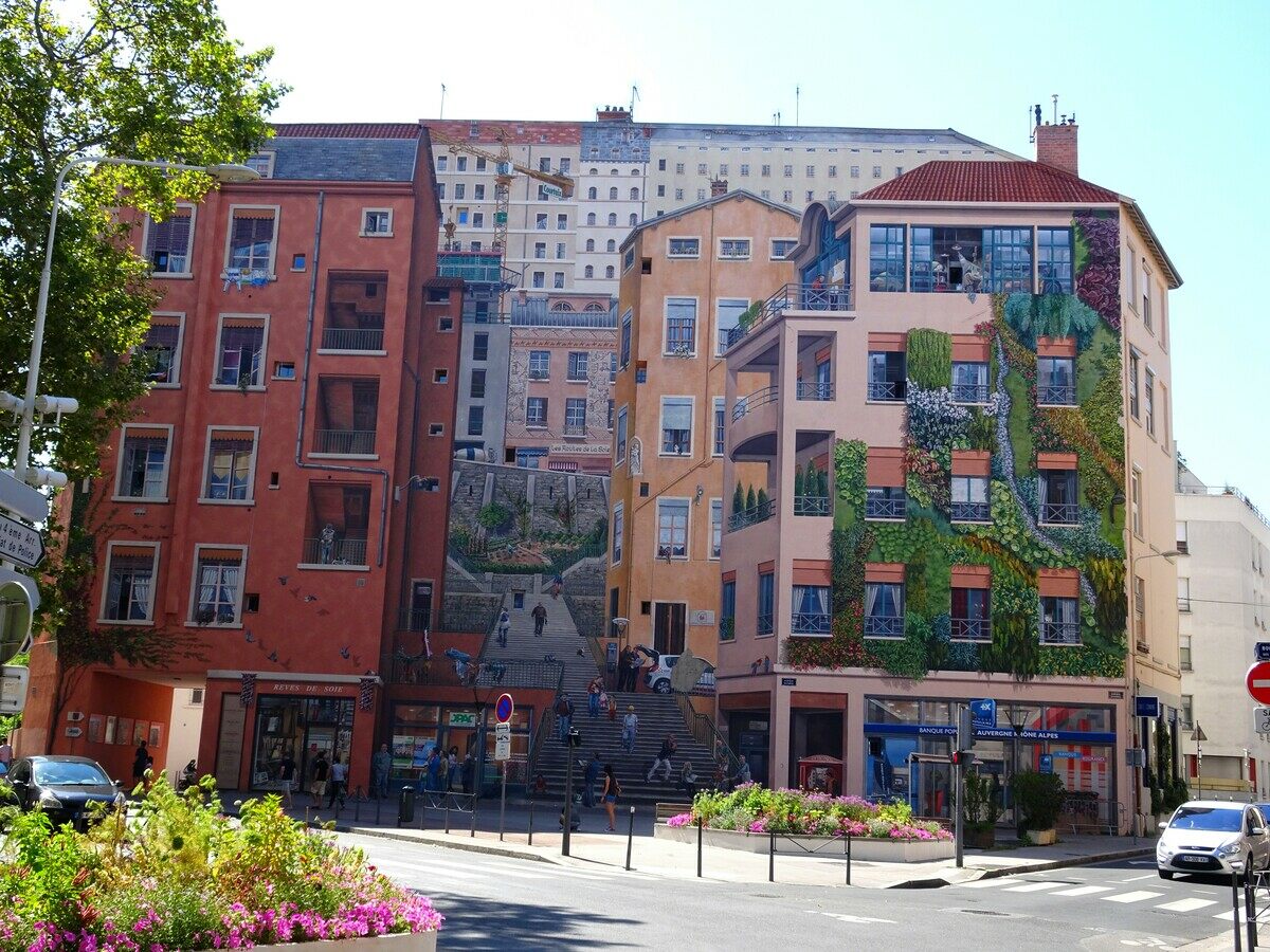 法国里昂一座建筑墙壁粉刷后，以错视壁画吸引了众多路人