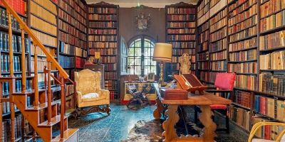 西班牙塔拉戈纳别墅里美丽的图书馆