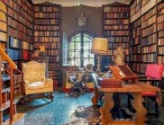 西班牙塔拉戈纳别墅里美丽的图书馆