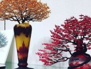 當千紙鶴幻化成盆景樹的奇幻美學 在視覺的迷霧中，遠觀是一樹樹