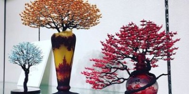 當千紙鶴幻化成盆景樹的奇幻美學 在視覺的迷霧中，遠觀是一樹樹
