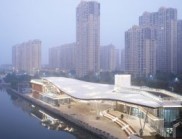 混凝土雙體建筑與社區活力場