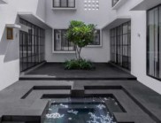 兩兄弟的兩棟現代住宅，由一個庭院相連
