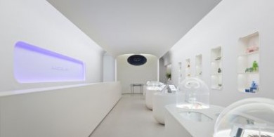 聯合廣場旅行社飛得很高，讓人想起 Eero Saarinen 的 TWA 飛行中