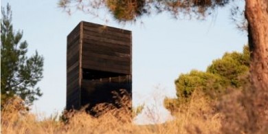 城市的‘黑色燈塔’ / Kieran Donnellan + MEDS (Meetings of De