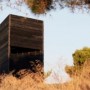 城市的‘黑色灯塔’ / Kieran Donnellan + MEDS