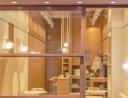 赤土與冷調的對話：兼具兩地美學的空間劃分設計