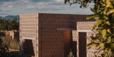 原野肌理：灌溉渠畔的質樸展館設計