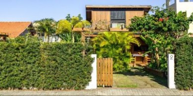 coHouse 弗洛里亞諾波利斯島住宅設計：低擾景觀與松木主導的輕量