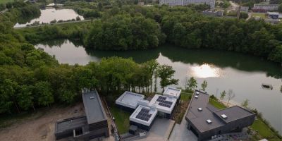 考納斯 NOA 社區(qū)湖邊獨(dú)棟住宅設(shè)計(jì)：融于自然的當(dāng)代建筑表達(dá)