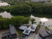 考納斯 NOA 社區湖邊獨棟住宅設計：融于自然的當代建筑表達