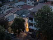 標(biāo)題 布加勒斯特 “教堂” 咖啡館：窄型現(xiàn)代建筑的比例與材料設(shè)