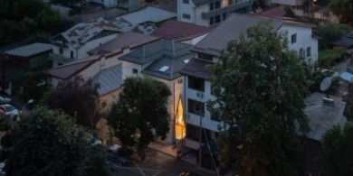 標題 布加勒斯特 “教堂” 咖啡館：窄型現代建筑的比例與材料設
